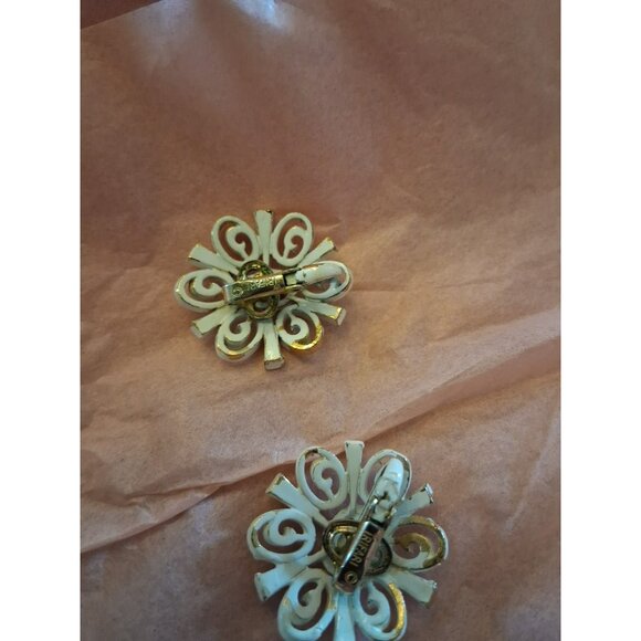 Vintage CROWN TRIFARI - white enamel - flower starburst snowflake clip EARRINGS - Picture 2 of 4